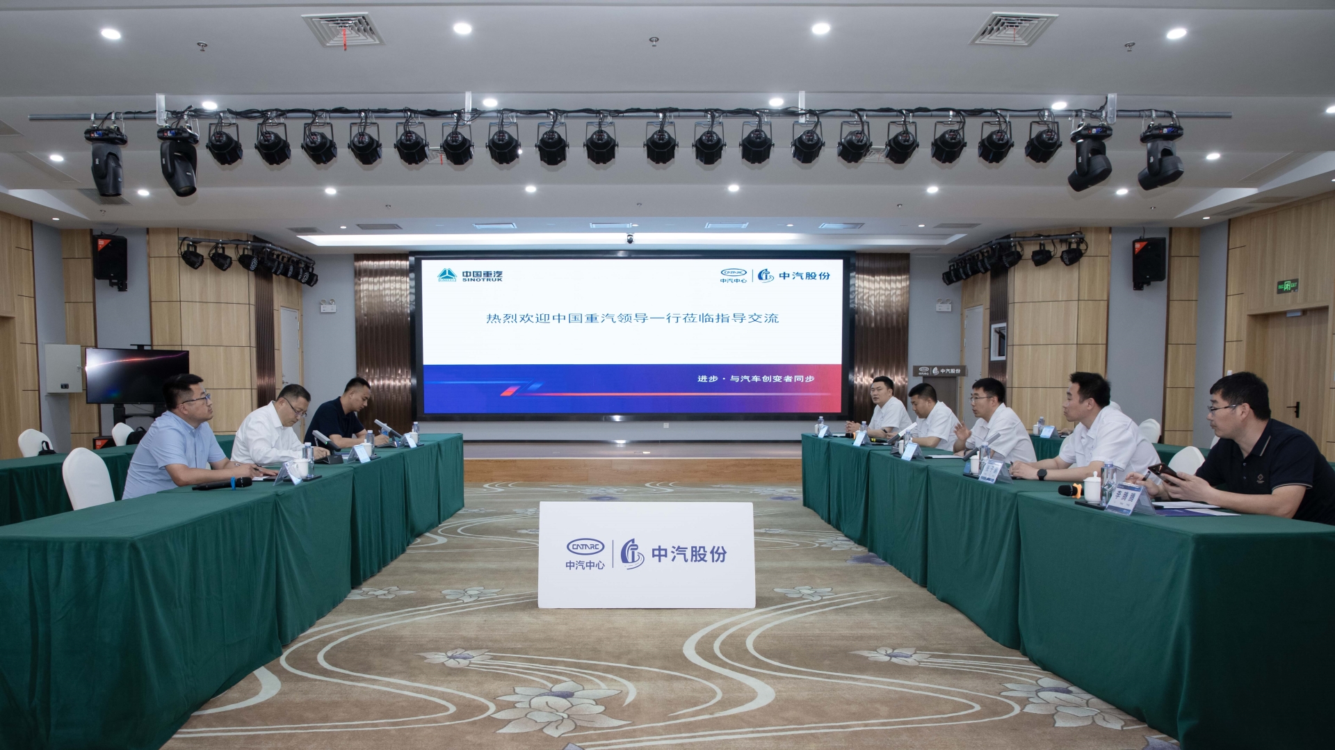 座谈聚会.jpg